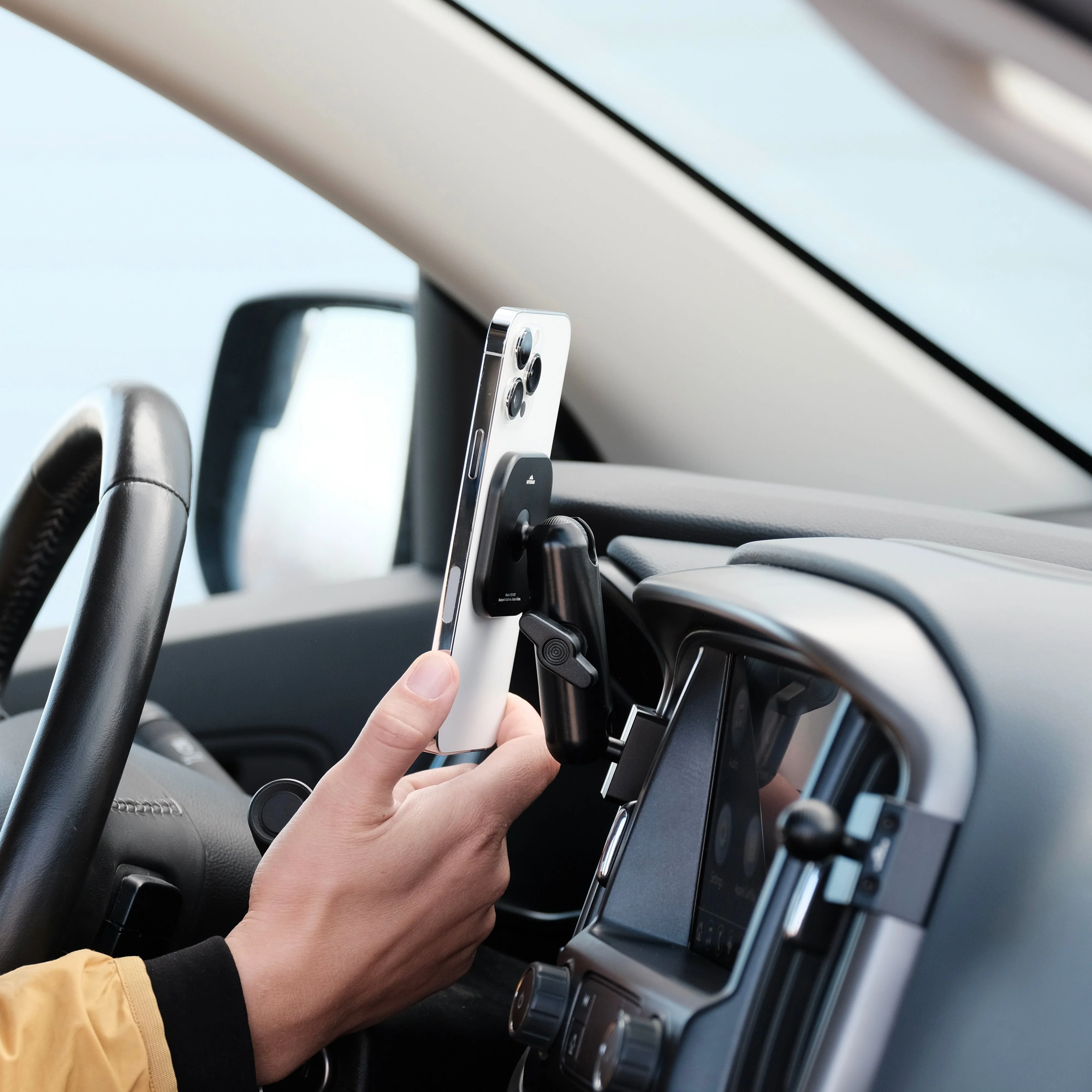 Offroam MagSafe-compatible Phone Mount for Chevrolet Colorado & GMC Canyon (2015-2022) - Image 2