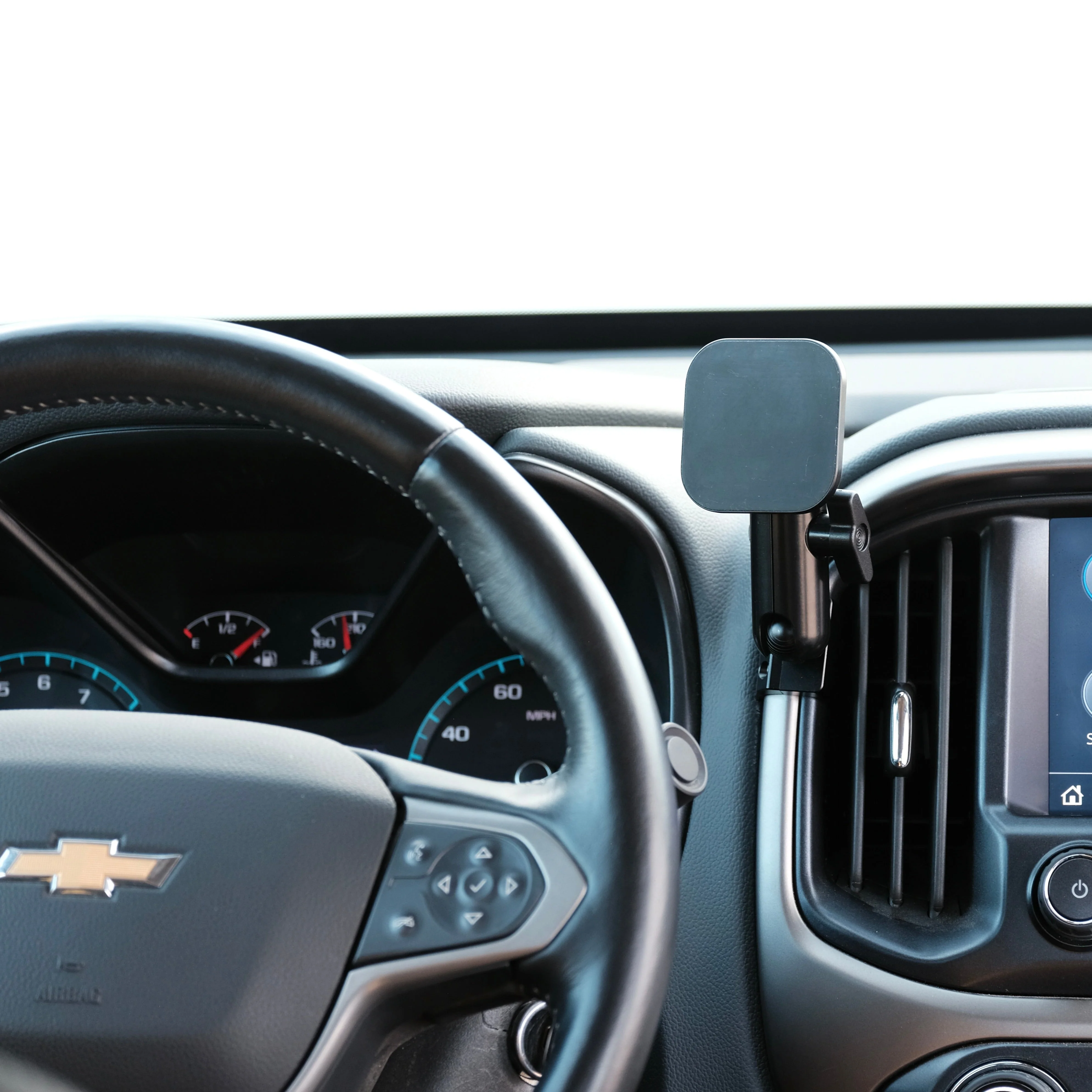 Offroam MagSafe-compatible Phone Mount for Chevrolet Colorado & GMC Canyon (2015-2022) - Image 4