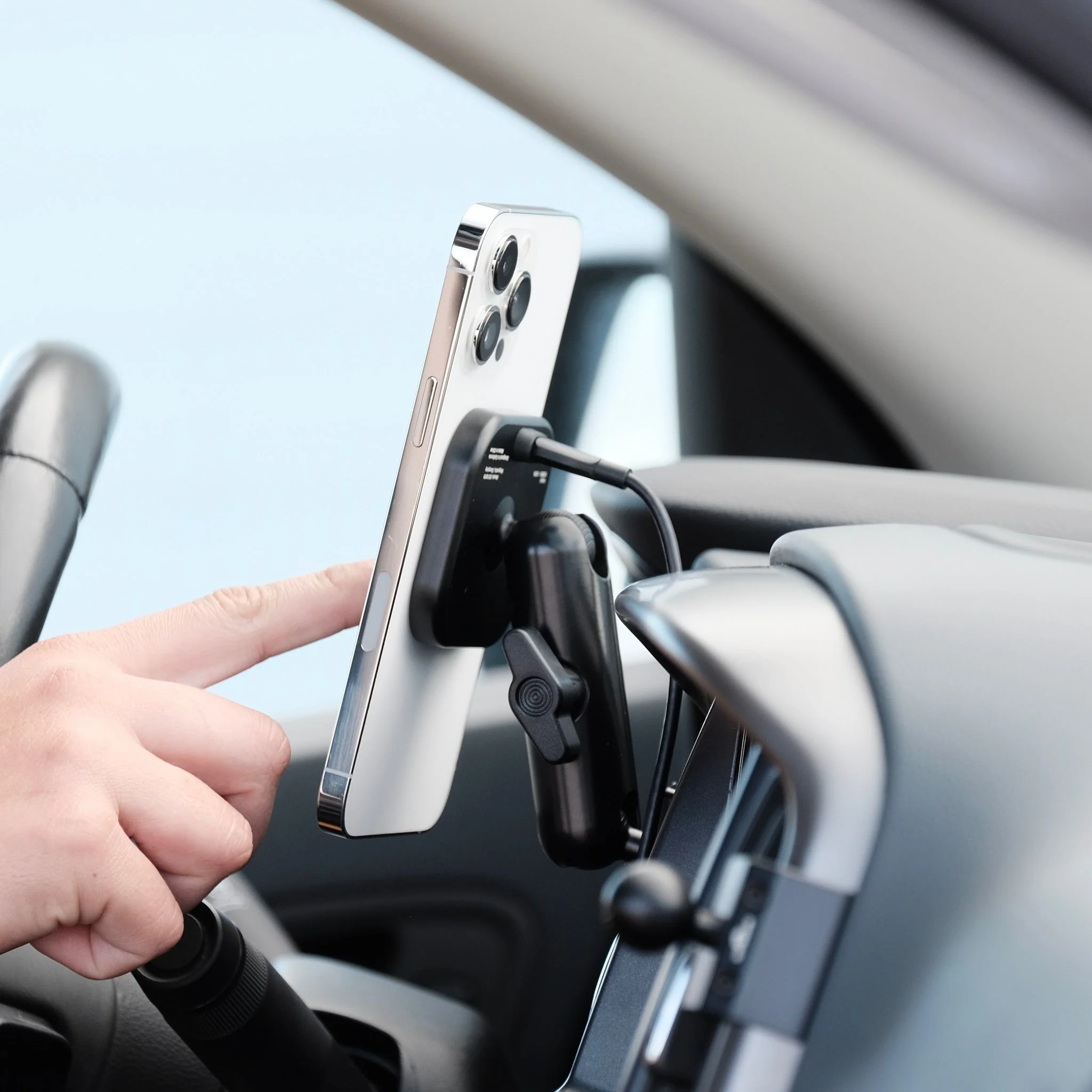 Offroam MagSafe-compatible Phone Mount for Chevrolet Colorado & GMC Canyon (2015-2022) - Image 7
