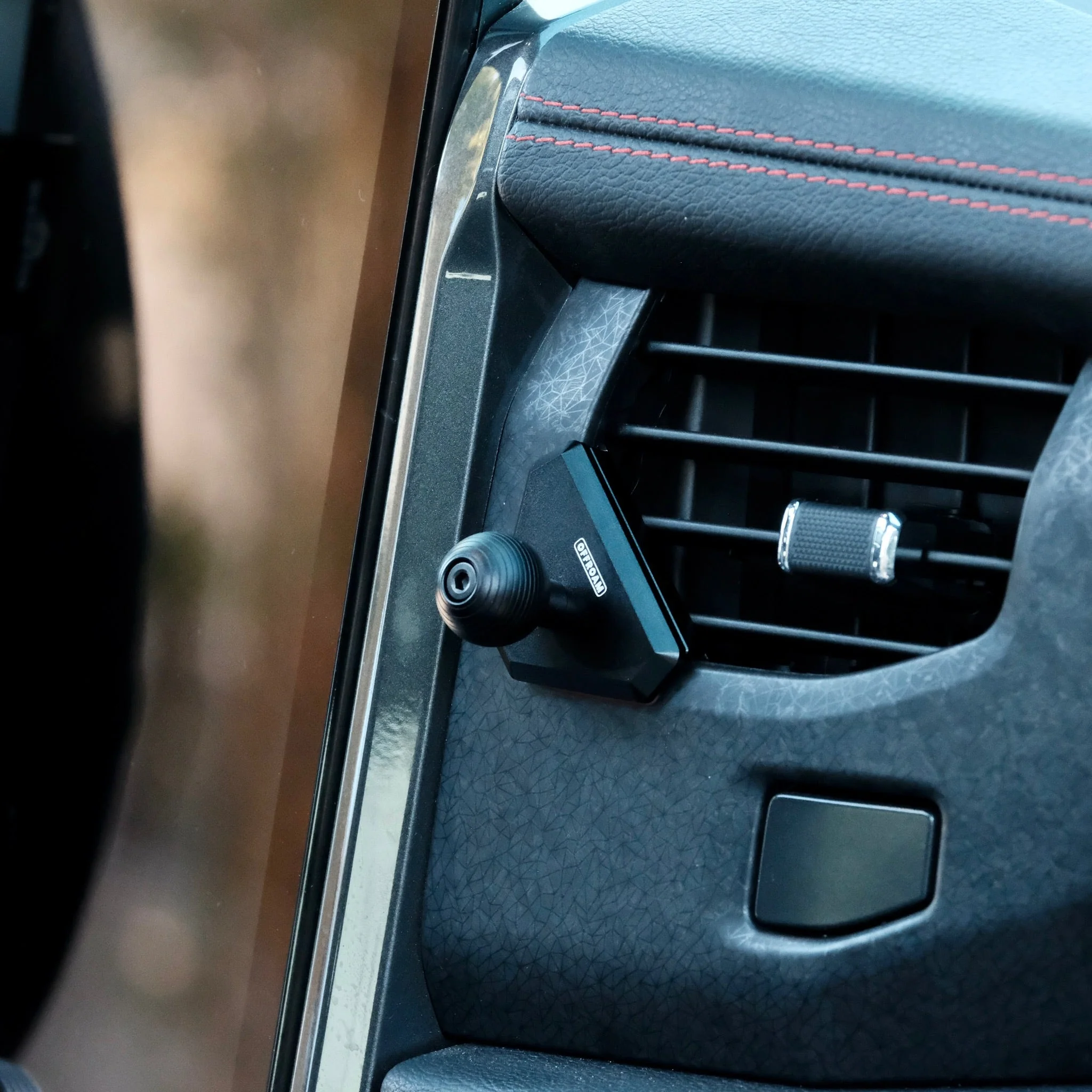 Offroam MagSafe-compatible Phone Mount for Ford F-150 Lightning (2022-2025) - Lariat/Platinum & Ford Expedition (2022-2024) - Image 5