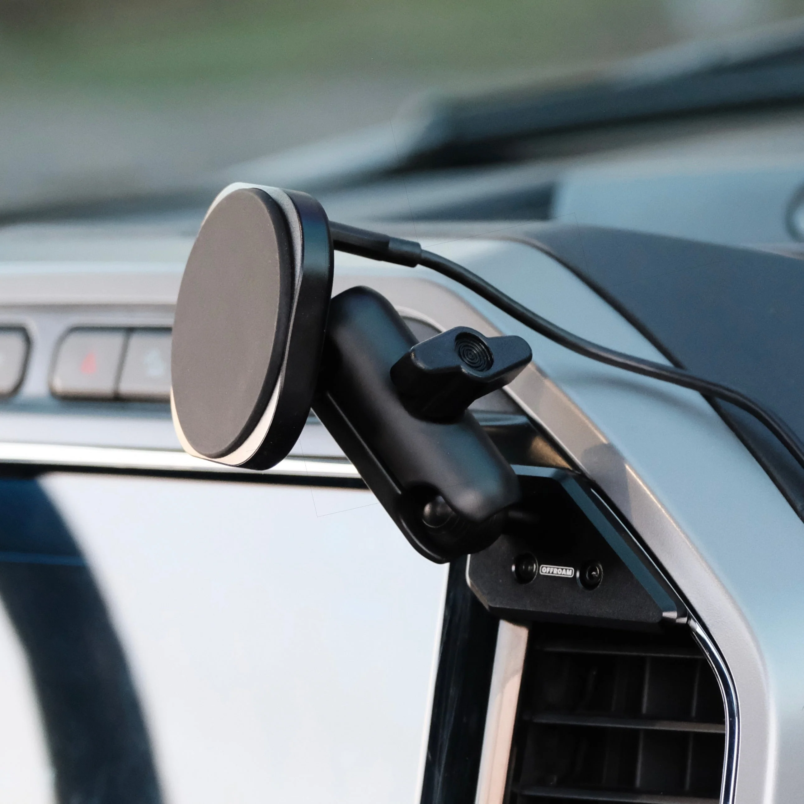 Offroam MagSafe-compatible Phone Mount for Ford Super Duty (2022) with 12in. SYNC4 Touchscreen - Image 5