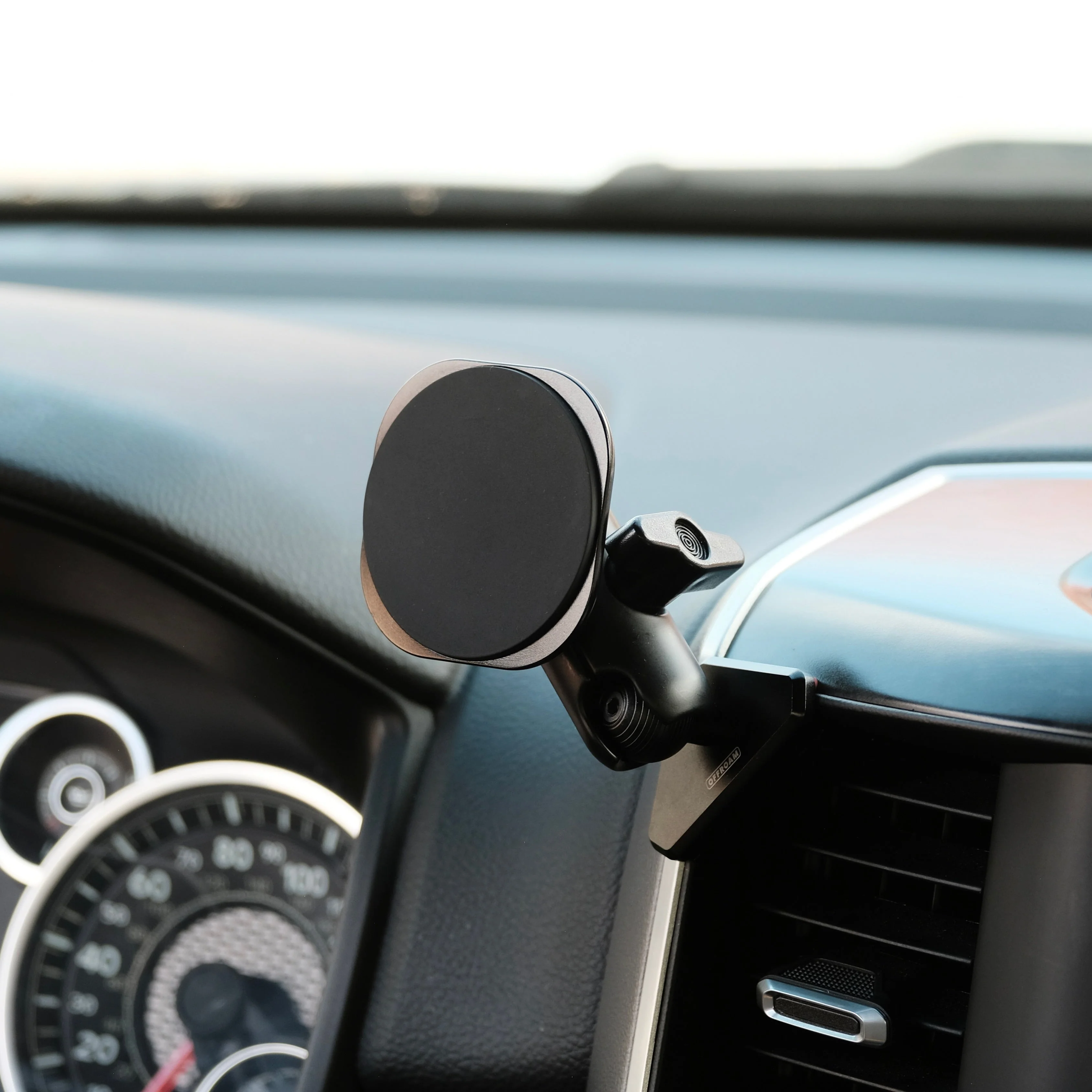 Offroam MagSafe-Compatible Phone Mount for Ram 1500/2500/3500 (2019-2026) - Image 4