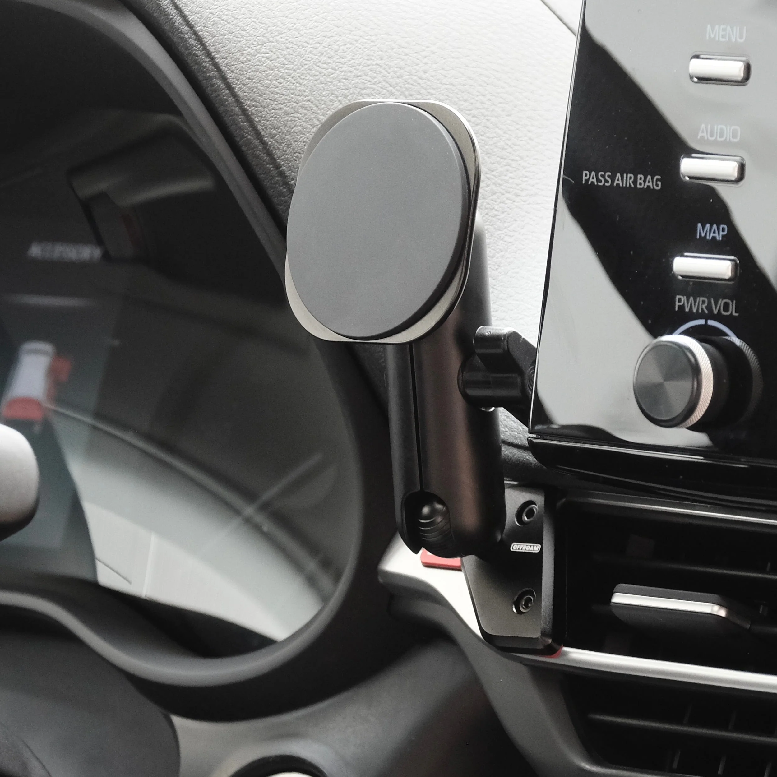 Offroam MagSafe-compatible Phone Mount for Toyota Sienna (2021-2026) - Image 3
