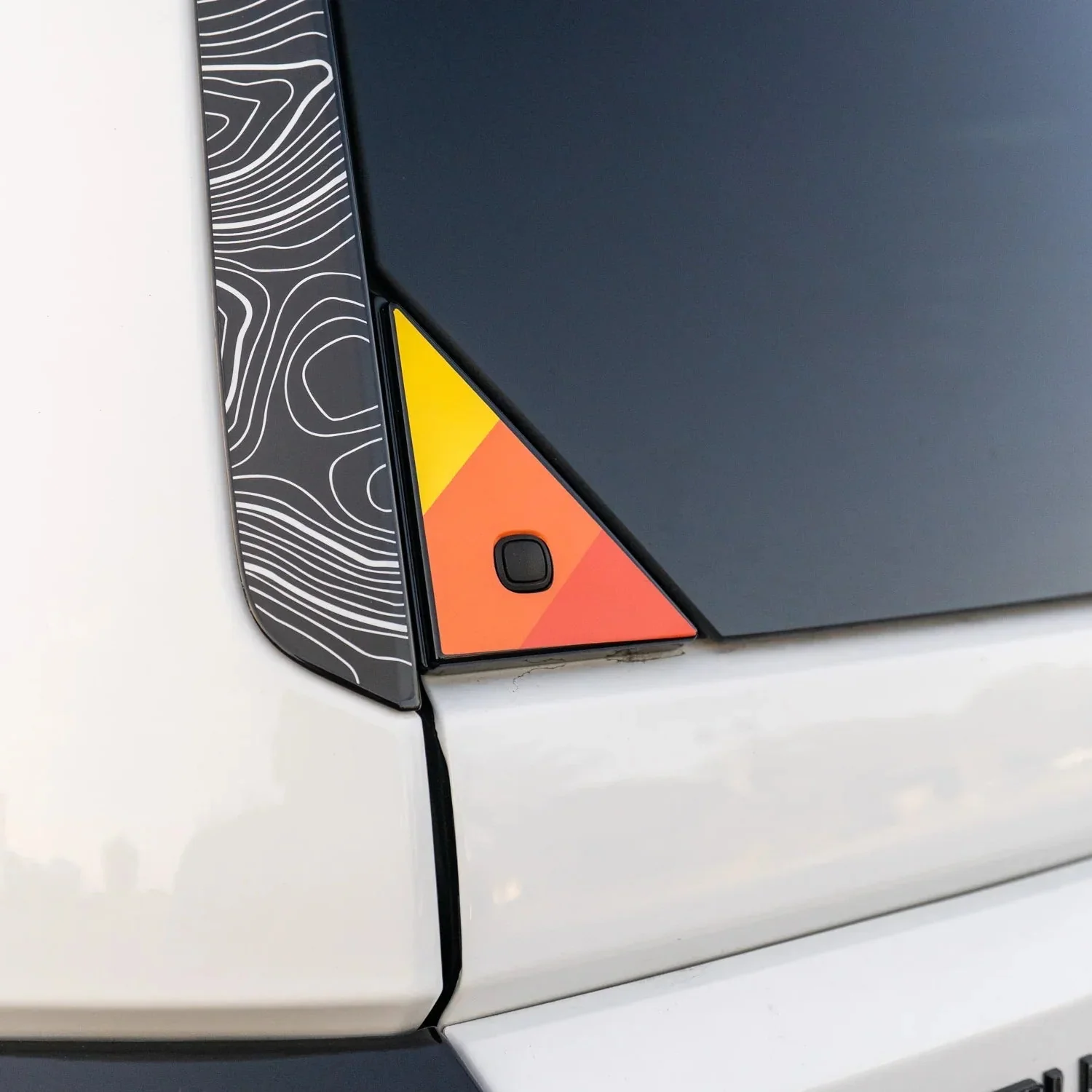 StickerFab Heritage Rear Glass Button Trim Overlay for Toyota Land Cruiser 250 (2024-2026) & GX550 (2024-2026) - Image 4