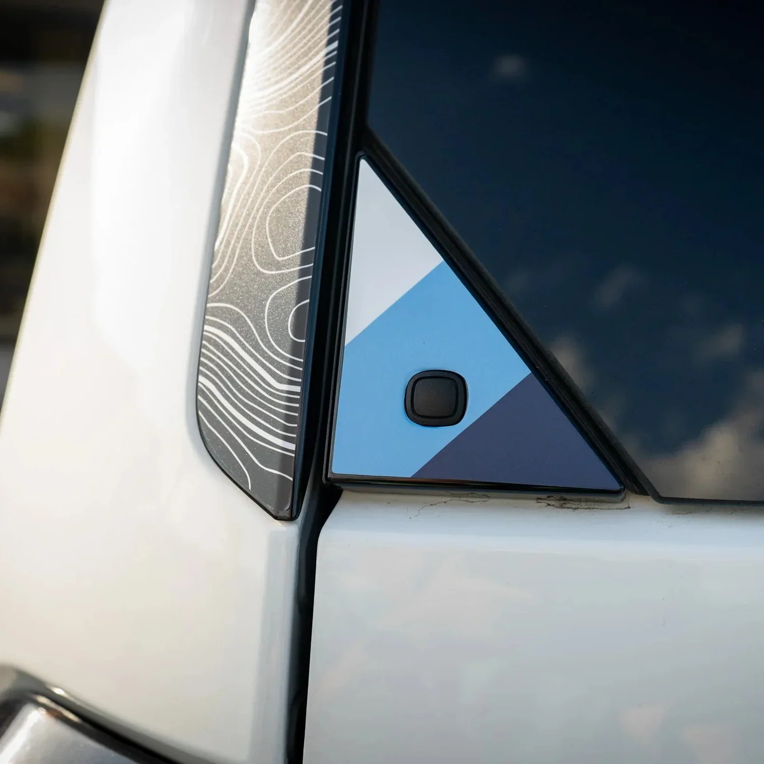StickerFab Heritage Rear Glass Button Trim Overlay for Toyota Land Cruiser 250 (2024-2026) & GX550 (2024-2026) - Image 5