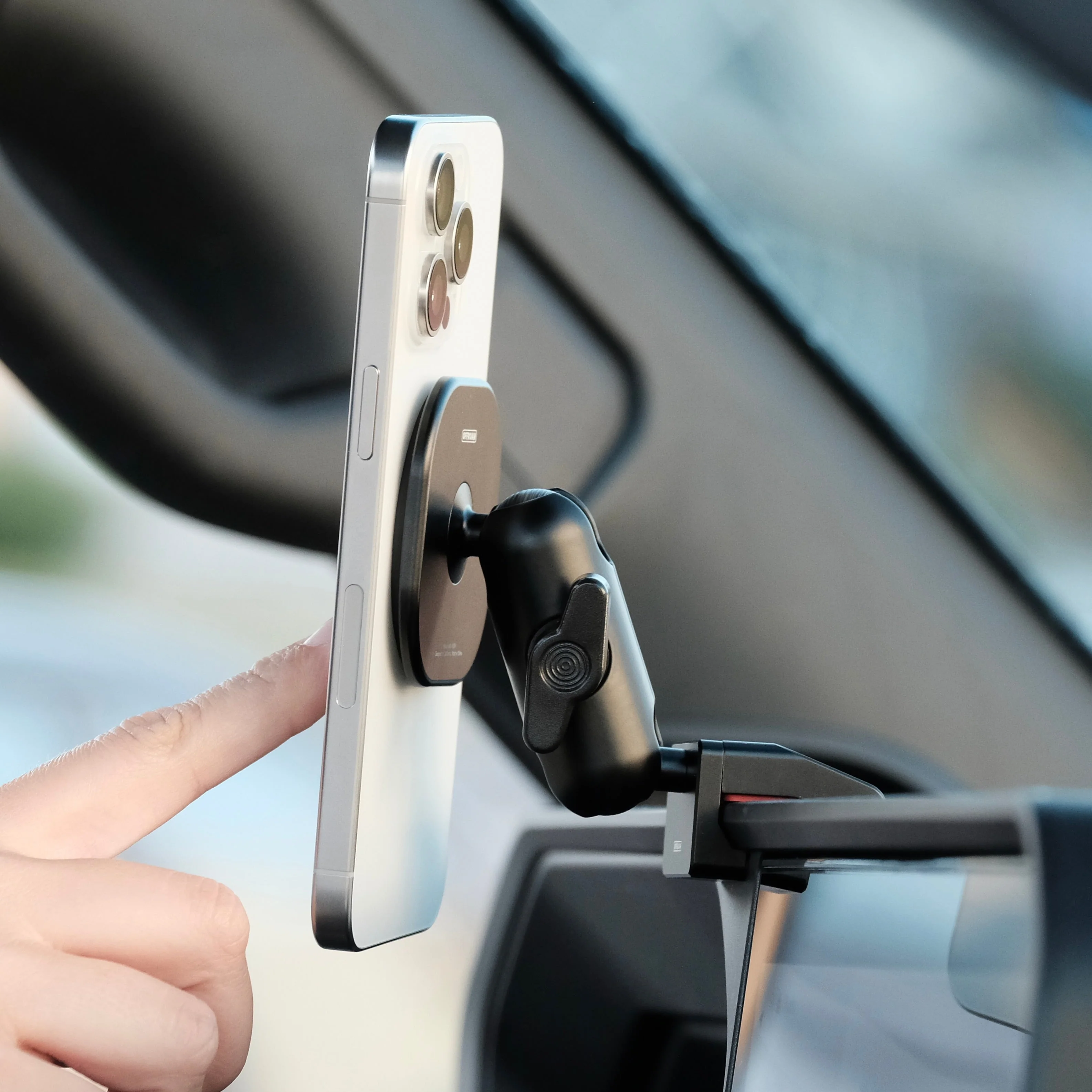 Offroam MagSafe-compatible Phone Mount for Toyota Land Cruiser 250 (2024-2026) - Image 2